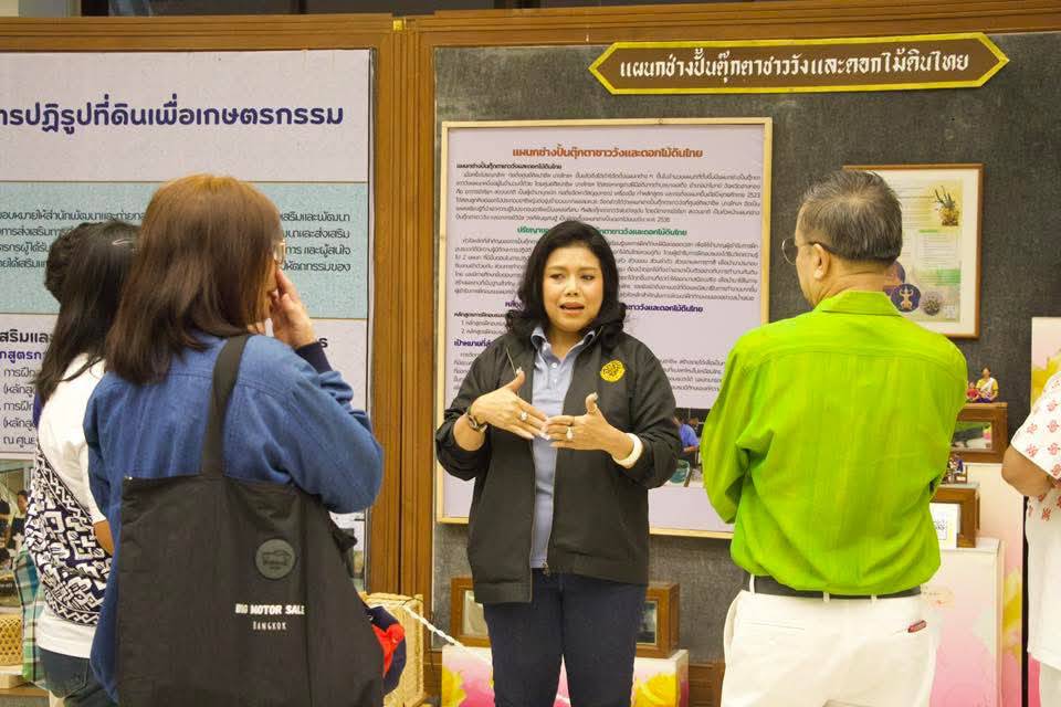 title - ผอ.ศพส. ห้การต้อนรับ คณะผู้บริหาร พนักงาน และสื่อมวลชน จาก บริษัท ทิพยประกันภัย จำกัด (มหาชน) พร้อมนำคณะเข้าเยี่ยมชมนิทรรศการสืบสาน สายธาร สร้างงาน หัตถศิลป์ ณ ศูนย์ส่งเสริมและพัฒนาอาชีพเสริมนอกภาคการเกษตร (ศูนย์ศิลปาชีพ บางไทรฯ (เดิม)) 